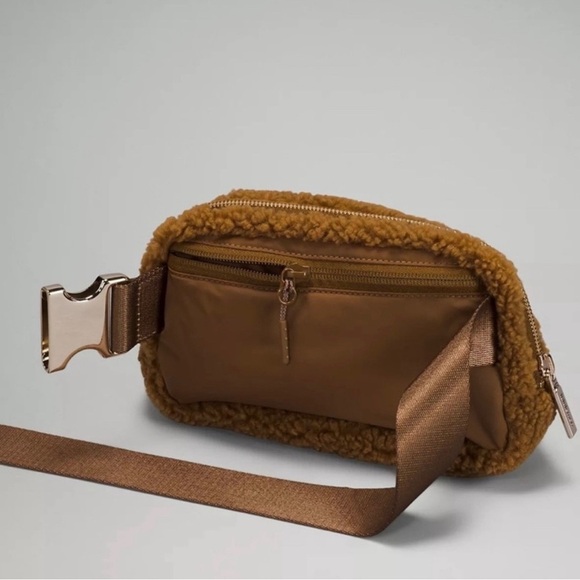 Lululemon Everywhere Belt Bag 1L Sherpa Fleece in Burnt Caramel - Picture 4 of 7